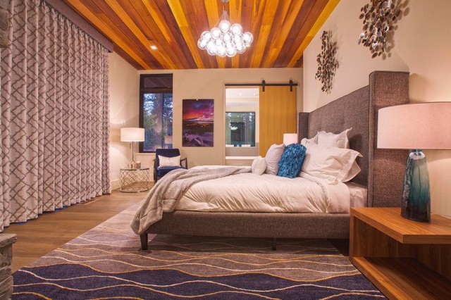 
Trần nhà gỗ được sơn màu ấn tượng mang đến vẻ đẹp sinh động, đầy sức sống cho căn phòng ngủ.
