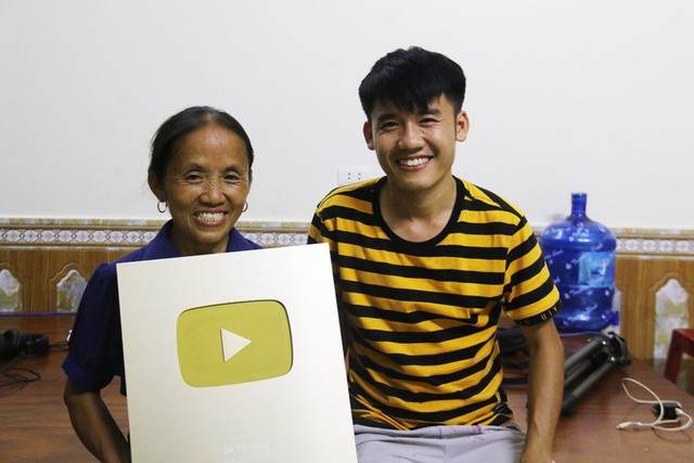 
Bà Tân Vlog là kênh đạt nút vàng YouTube nhanh nhất Việt Nam (sau 17 ngày) và nằm trong top 3 thế giới.
