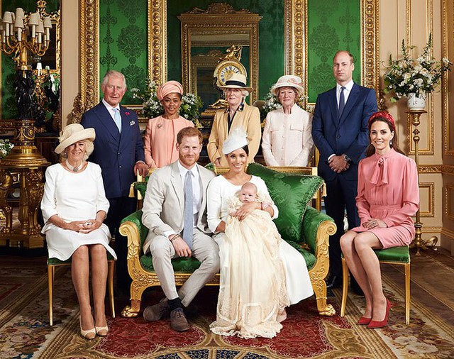 Vợ chồng Harry và Meghan bế con trai Archie, chụp ảnh cùng vợ chồng Thái tử Charles, bà Doria, Lady Jane Fellowes và Lady Sarah McCorquodale, vợ chồng Công tước xứ Cambridge sau lễ rửa tội ở lâu đài Windsor hôm 6/7. Ảnh: Instagram.