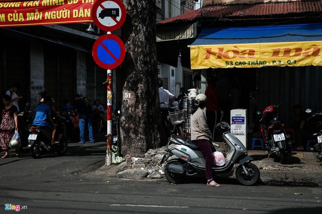 
Tiệm bánh mì ra đời năm 1958, 4 năm sau khi vợ chồng ông Lê Minh Ngọc và bà Nguyễn Thị Tịnh vào Nam. Trước đó, bà Tịnh làm cho một hãng thịt nguội chuyên cung cấp sản phẩm cho các nhà hàng Pháp tại Hà Nội. Vì thế, ý tưởng mở một cửa hàng bánh mì thịt nguội đã hình thành ngay từ lúc hai vợ chồng đặt chân vào Sài Gòn.
