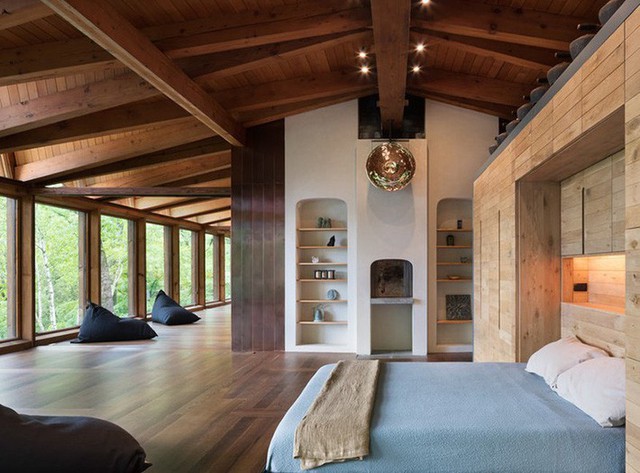 
Trần nhà bằng gỗ kết hợp với các món đồ nội thất gỗ khác mang đến vẻ đẹp hoàn hảo cho không gian sống gia đình.
