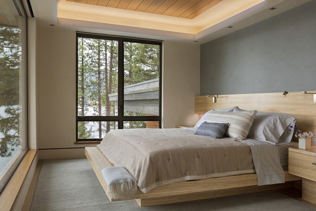 
Với trần nhà bằng gỗ, bạn sẽ luôn cảm thấy căn phòng ngủ của mình ấm áp hơn trong những ngày mùa đông giá rét.
