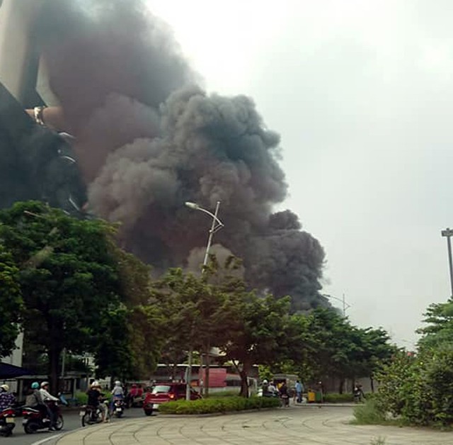 Hà Nội: Cháy dữ dội, cột khói cao hàng chục mét bên siêu thị Aeon Mall Long Biên - Ảnh 1.