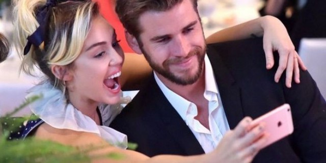Truyền thông Mỹ vào cuộc vụ Miley Cyrus và Liam Hemsworth ly hôn, hé lộ nguyên nhân đường ai nấy đi - Ảnh 2. Truyền thông Mỹ vào cuộc vụ Miley Cyrus và Liam Hemsworth ly hôn, hé lộ nguyên nhân đường ai nấy đi - Ảnh 2.