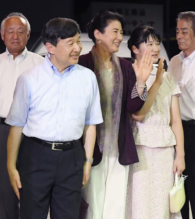 Gia đình Hoàng hậu Nhật Bản Masako hiếm hoi xuất hiện trước công chúng, con gái duy nhất của bà gây bất ngờ bởi vẻ ngoại hình - Ảnh 1.