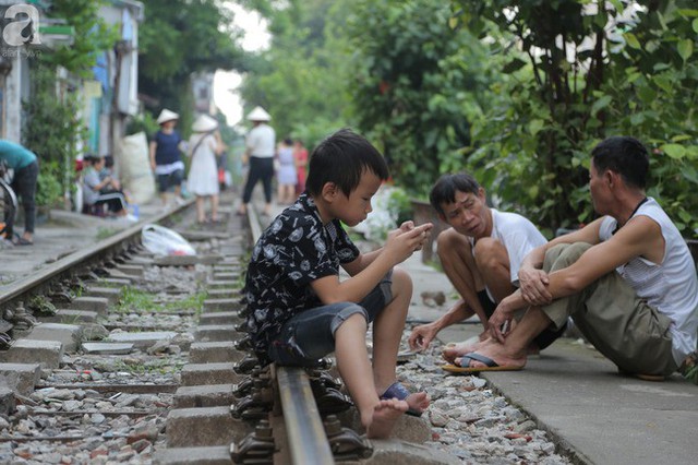 Hà Nội: Bất chấp nguy hiểm, khách du lịch vẫn thản nhiên chụp ảnh, ăn uống ngay sát đường ray tàu - Ảnh 12.