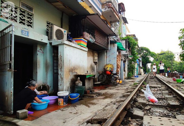 Hà Nội: Bất chấp nguy hiểm, khách du lịch vẫn thản nhiên chụp ảnh, ăn uống ngay sát đường ray tàu - Ảnh 14.