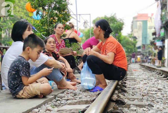 Hà Nội: Bất chấp nguy hiểm, khách du lịch vẫn thản nhiên chụp ảnh, ăn uống ngay sát đường ray tàu - Ảnh 4.