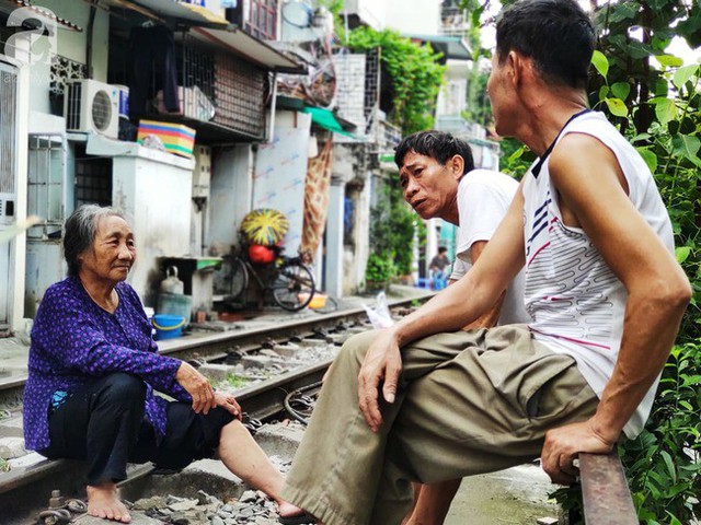 Hà Nội: Bất chấp nguy hiểm, khách du lịch vẫn thản nhiên chụp ảnh, ăn uống ngay sát đường ray tàu - Ảnh 5.