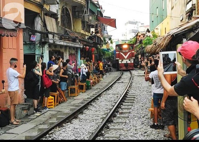 Hà Nội: Bất chấp nguy hiểm, khách du lịch vẫn thản nhiên chụp ảnh, ăn uống ngay sát đường ray tàu - Ảnh 6.