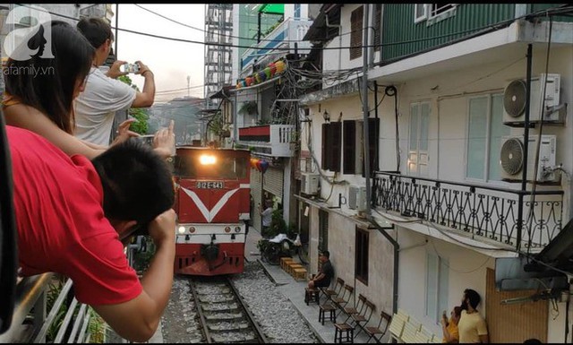 Hà Nội: Bất chấp nguy hiểm, khách du lịch vẫn thản nhiên chụp ảnh, ăn uống ngay sát đường ray tàu - Ảnh 8.