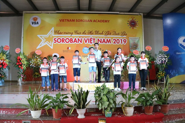 Cậu bé 9 tuổi trở thành quán quân Học sinh giỏi Toán tư duy Soroban Quốc gia lần 8 - Ảnh 2. Cậu bé 9 tuổi trở thành quán quân Học sinh giỏi Toán tư duy Soroban Quốc gia lần 8 - Ảnh 2.