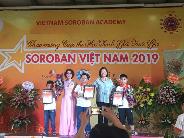 Cậu bé 9 tuổi trở thành quán quân Học sinh giỏi Toán tư duy Soroban Quốc gia lần 8 - Ảnh 1. Cậu bé 9 tuổi trở thành quán quân Học sinh giỏi Toán tư duy Soroban Quốc gia lần 8 - Ảnh 1.