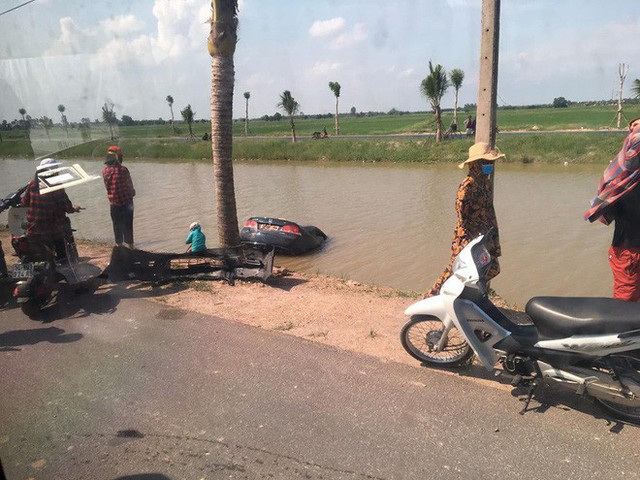 Chiếc ô tô lao thẳng xuống sông, người phụ nữ chật vật chui ra từ cửa ghế lái, may mắn thoát nạn - Ảnh 3.