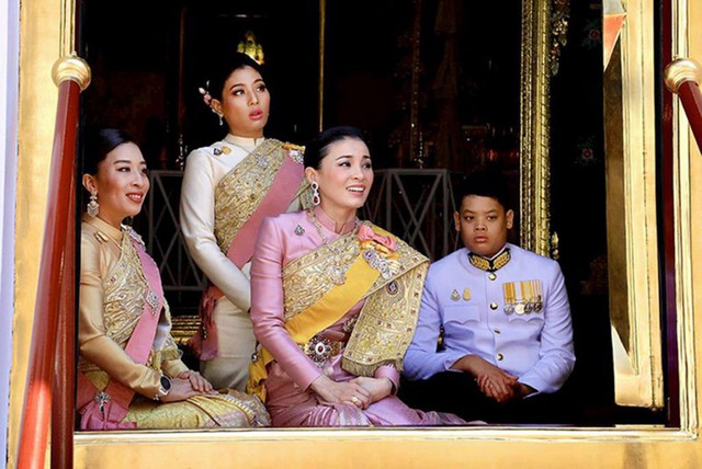 Hoàng tử Thái Lan từng quỳ lạy tiễn biệt mẹ giờ ra sao khi xuất hiện thêm hai người mẹ kế - Ảnh 8.