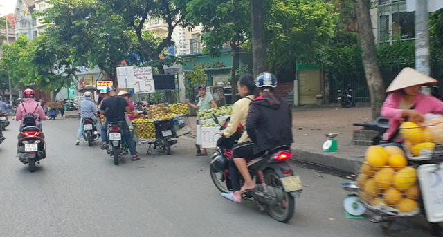 Hoàng Mai: Phớt lờ biển cấm dừng đỗ, ô tô ken đặc 3 làn trên vỉa hè - Ảnh 1.