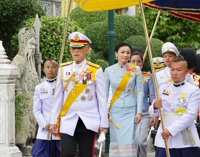 Hoàng hậu Thái Lan xuất hiện rạng rỡ bên cạnh Quốc vương vào ngày quốc lễ, được mẹ chồng nắm tay tình cảm trong khi vợ lẽ mất hút khó hiểu - Ảnh 1.