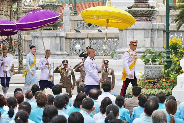 Hoàng hậu Thái Lan xuất hiện rạng rỡ bên cạnh Quốc vương vào ngày quốc lễ, được mẹ chồng nắm tay tình cảm trong khi vợ lẽ mất hút khó hiểu - Ảnh 5.
