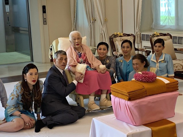 Hoàng hậu Thái Lan xuất hiện rạng rỡ bên cạnh Quốc vương vào ngày quốc lễ, được mẹ chồng nắm tay tình cảm trong khi vợ lẽ mất hút khó hiểu - Ảnh 6.