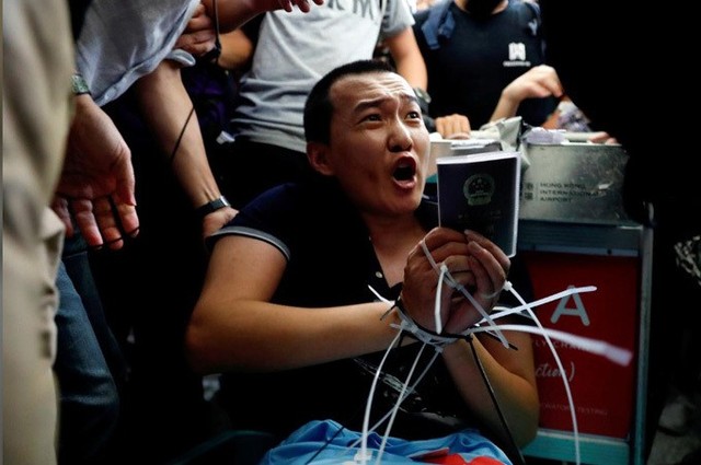 Phóng viên bị trói, đánh đập ở sân bay Hong Kong vì nhầm là cảnh sát chìm - Ảnh 1.