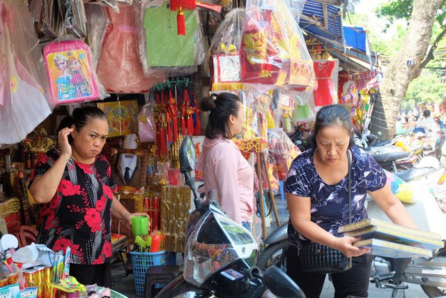  Người dân đội nắng sắm lễ cúng rằm tháng 7, cốp ô tô chất đống vàng mã - Ảnh 1.