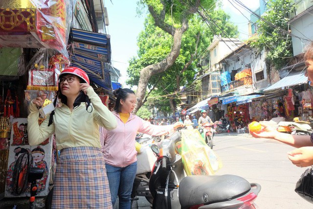  Người dân đội nắng sắm lễ cúng rằm tháng 7, cốp ô tô chất đống vàng mã - Ảnh 2.