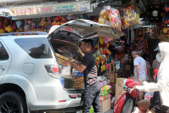  Người dân đội nắng sắm lễ cúng rằm tháng 7, cốp ô tô chất đống vàng mã - Ảnh 4.