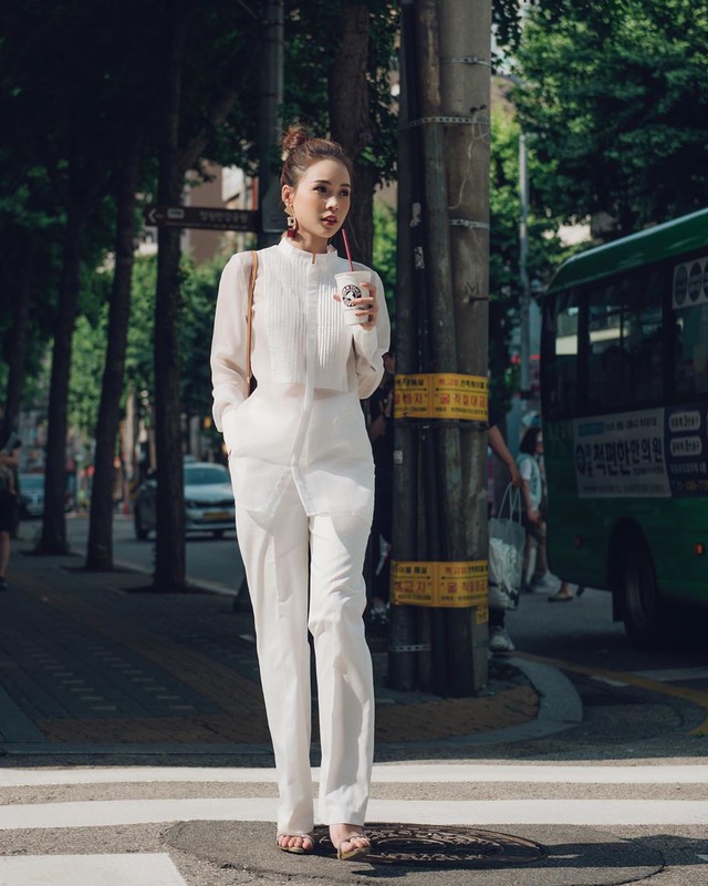 Diện áo sơ mi xuyên thấu, bạn cứ học Sam và Yến Trang thì sẽ đạt đến đỉnh cao của sự tinh tế - Ảnh 1. Diện áo sơ mi xuyên thấu, bạn cứ học Sam và Yến Trang thì sẽ đạt đến đỉnh cao của sự tinh tế - Ảnh 1.