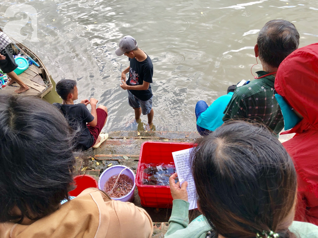 Phóng sinh Rằm tháng 7: Chim vừa sổ lồng, cá được thả xuống sông chưa kịp bơi đã bị đặt bẫy, chích điện vớt lên bán lại cho khách - Ảnh 14.