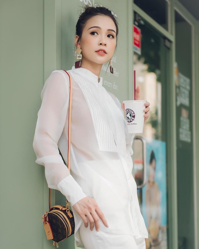 Diện áo sơ mi xuyên thấu, bạn cứ học Sam và Yến Trang thì sẽ đạt đến đỉnh cao của sự tinh tế - Ảnh 3. Diện áo sơ mi xuyên thấu, bạn cứ học Sam và Yến Trang thì sẽ đạt đến đỉnh cao của sự tinh tế - Ảnh 3.