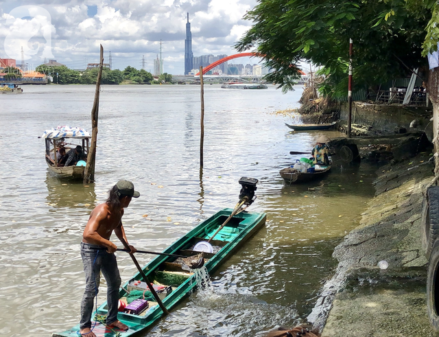 Phóng sinh Rằm tháng 7: Chim vừa sổ lồng, cá được thả xuống sông chưa kịp bơi đã bị đặt bẫy, chích điện vớt lên bán lại cho khách - Ảnh 5.