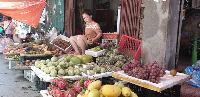 Trái cây cúng rằm đắt như “tôm tươi”, nhập thêm hàng vẫn không đủ bán - Ảnh 1.