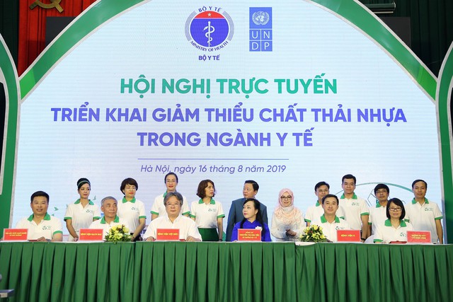 Bệnh viện không dùng mũ trùm đầu, bọc giầy... bằng ni lông khó phân hủy - Ảnh 5.