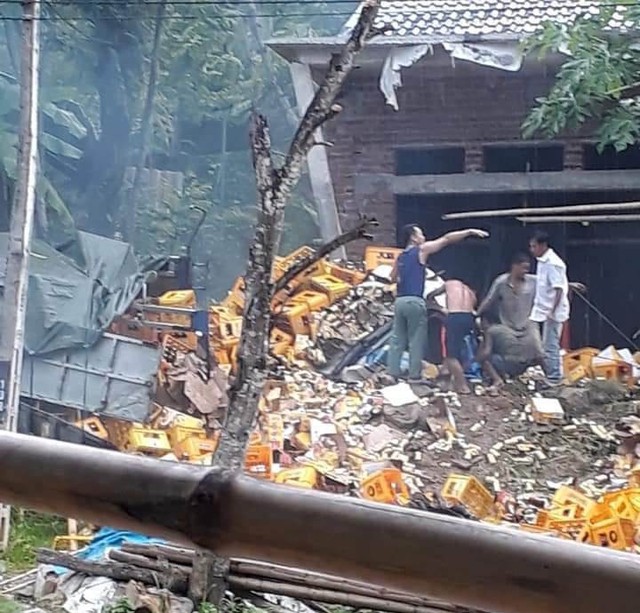 Thanh Hóa: Tai nạn kinh hoàng, xe tải chở bia tông vào cột bê tông khiến 2 người tử vong tại chỗ - Ảnh 1.