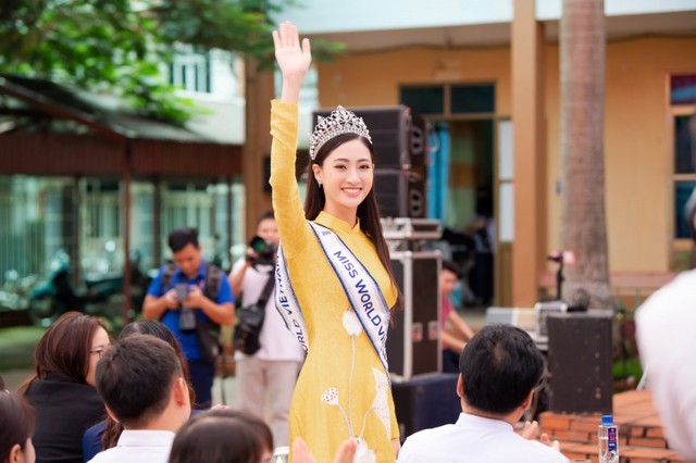 Hoa hậu Lương Thùy Linh về thăm trường cũ, được tổ chức sinh nhật bất ngờ - Ảnh 1.