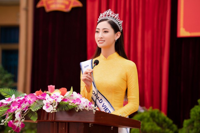 Hoa hậu Lương Thùy Linh về thăm trường cũ, được tổ chức sinh nhật bất ngờ - Ảnh 2.