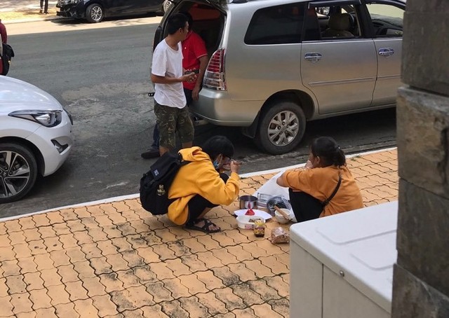 Bữa cơm giữa sân trường của người mẹ nghèo và cô sinh viên năm nhất - Ảnh 1.