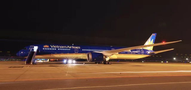 Cận cảnh siêu máy bay Boeing 787-10 lớn nhất Việt Nam đáp xuống Nội Bài - Ảnh 4.