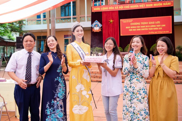 Hoa hậu Lương Thùy Linh về thăm trường cũ, được tổ chức sinh nhật bất ngờ - Ảnh 5.