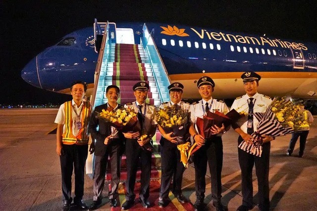 Cận cảnh siêu máy bay Boeing 787-10 lớn nhất Việt Nam đáp xuống Nội Bài - Ảnh 5.