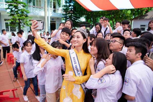 Hoa hậu Lương Thùy Linh về thăm trường cũ, được tổ chức sinh nhật bất ngờ - Ảnh 6.