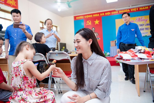 Hoa hậu Lương Thùy Linh về thăm trường cũ, được tổ chức sinh nhật bất ngờ - Ảnh 9.