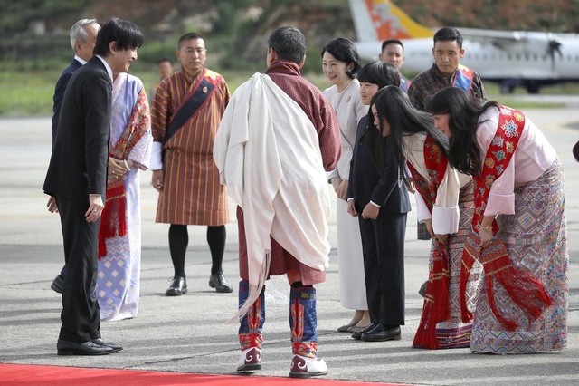 Gia đình Thái tử Nhật Bản đặt chân đến Vương quốc hạnh phúc, cộng đồng mạng phát sốt với khí chất ngút ngàn của các thành viên hoàng gia Bhutan - Ảnh 1.