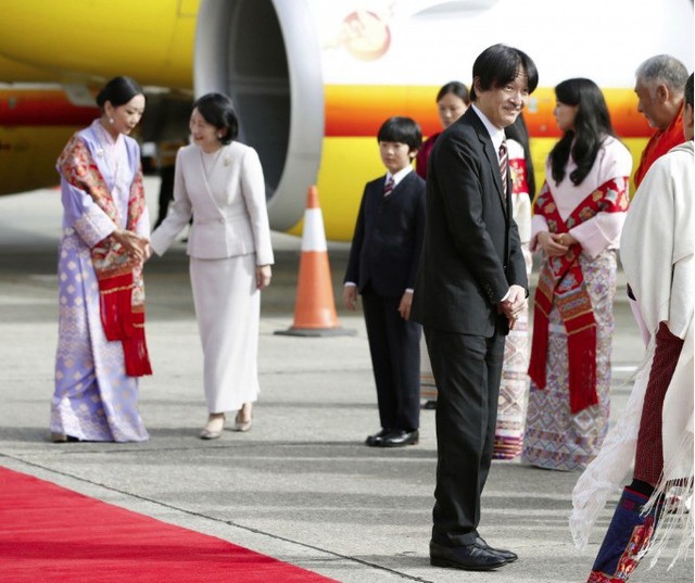 Gia đình Thái tử Nhật Bản đặt chân đến Vương quốc hạnh phúc, cộng đồng mạng phát sốt với khí chất ngút ngàn của các thành viên hoàng gia Bhutan - Ảnh 2.