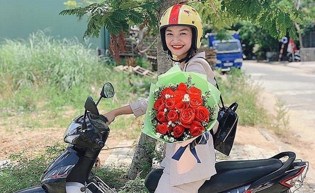 Á hậu Kiều Loan mặc giản dị, đi xe máy tới thăm trường cũ - Ảnh 1.