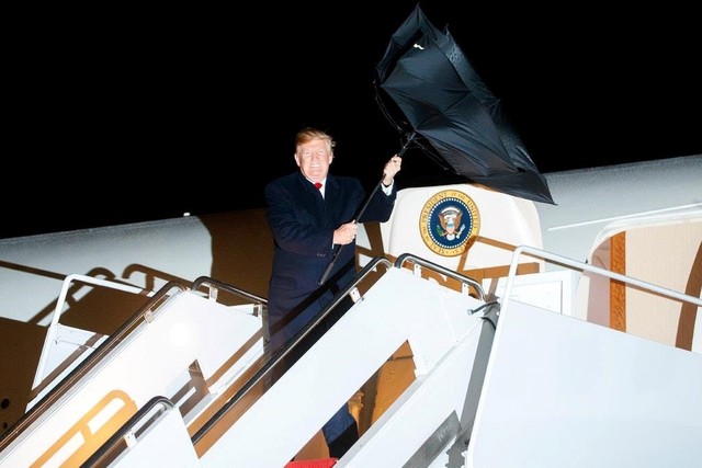 Tiết lộ gây sốc về mối thâm thù kỳ lạ của ông Trump với những chiếc cối xay gió - Ảnh 2.
