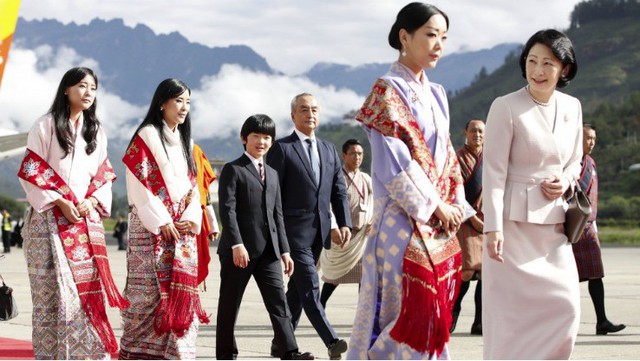 Gia đình Thái tử Nhật Bản đặt chân đến Vương quốc hạnh phúc, cộng đồng mạng phát sốt với khí chất ngút ngàn của các thành viên hoàng gia Bhutan - Ảnh 3.