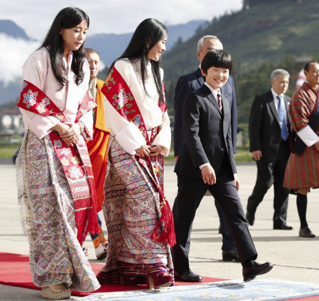 Gia đình Thái tử Nhật Bản đặt chân đến Vương quốc hạnh phúc, cộng đồng mạng phát sốt với khí chất ngút ngàn của các thành viên hoàng gia Bhutan - Ảnh 4.