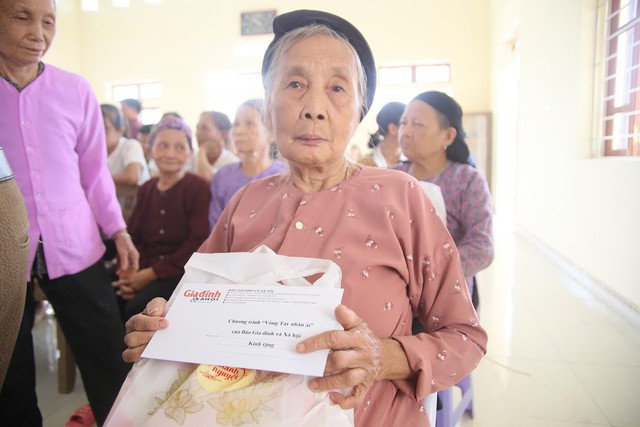 Báo Gia đình và Xã hội trao quà tặng đến gia đình chính sách có hoàn cảnh khó khăn ở Tuyên Quang - Ảnh 1.