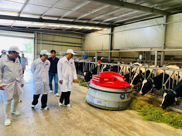 Vinamilk tham gia xây dựng vùng chăn nuôi bò sữa an toàn dịch bệnh theo quy định tổ chức thú y thế giới - Ảnh 5.
